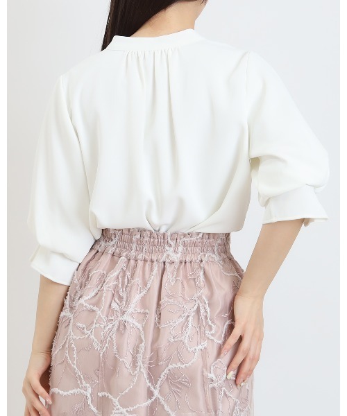 ASTORIA ODIER（アストリアオディール）の「とろみボリュームスリーブスキッパーブラウス（シャツ/ブラウス・レディース・ベージュ/ネイビー/ラベンダー/ホワイト・MEDIUM/LARGE）」の12枚目の写真