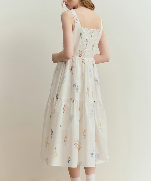 AMAJI（アマジ）の「スクエアネック フラワープリント ノースリーブ ロングワンピース（ワンピース・レディース・ホワイト・SMALL/MEDIUM/LARGE/X-LARGE）」の5枚目の写真