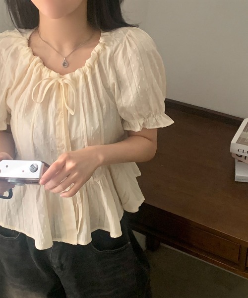 LAFFMO（ラフモ）の「パフスリーブギャザーリボンブラウス（Tシャツ/カットソー・レディース・ブルー/ベージュ/ホワイト・F）」の13枚目の写真