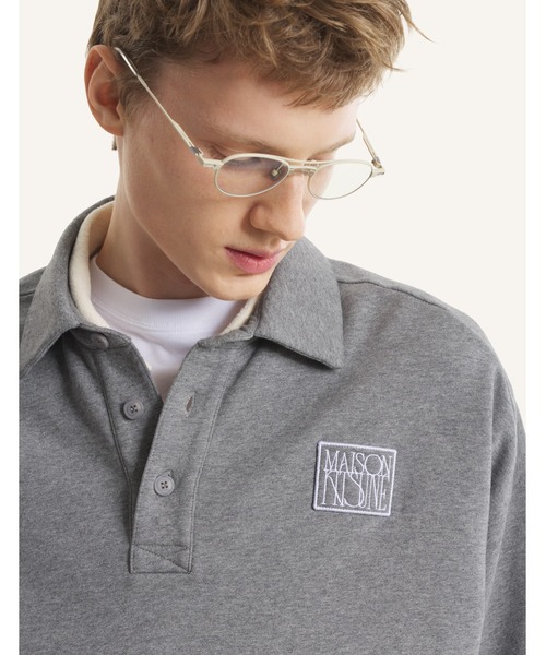 Maison Kitsune(メゾンキツネ)の「MAISON KITSUNE STAMP OVERSIZE POLO SWEASHIRT(スウェット・メンズ・グレー・M/S/XS/L)」の7枚目の写真
