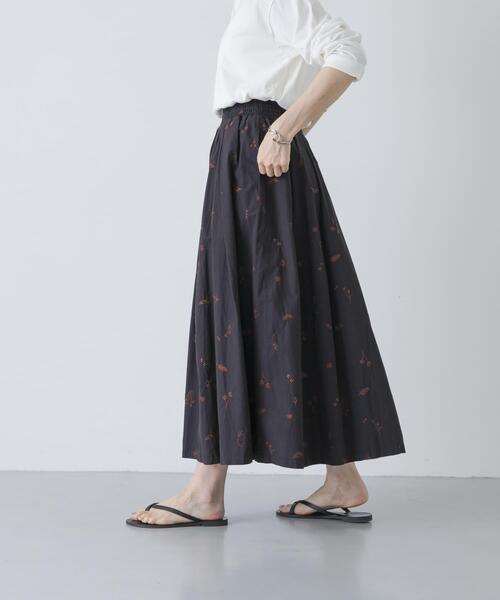 かぐれ(カグレ)の「ドローイング刺繍シャーリングスカート(スカート・レディース・ブラック/オフホワイト・FREE)」の2枚目の写真