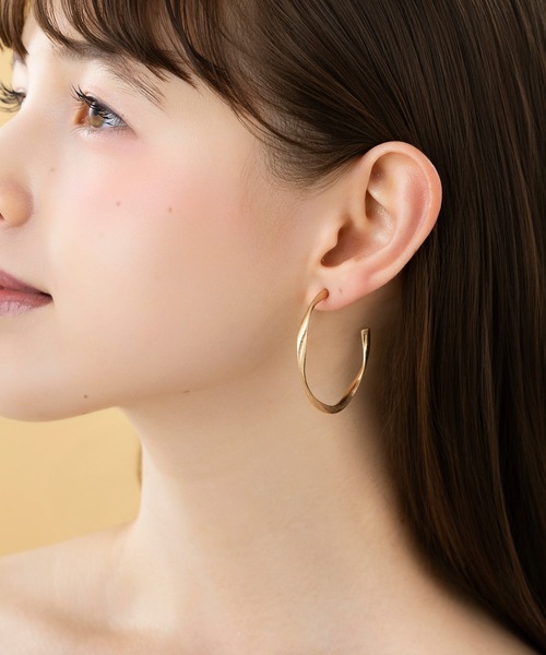LA MUe(ラミュー)の「【LA MUE】マット ツイスト メタル フープ ピアス(ピアス(両耳用)・レディース・シルバー/ゴールド/シルバー系その他/ゴールド系その他・S/M)」の11枚目の写真