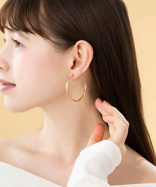 LA MUe(ラミュー)の「【LA MUE】マット ツイスト メタル フープ ピアス(ピアス(両耳用)・レディース・シルバー/ゴールド/シルバー系その他/ゴールド系その他・S/M)」の10枚目の写真