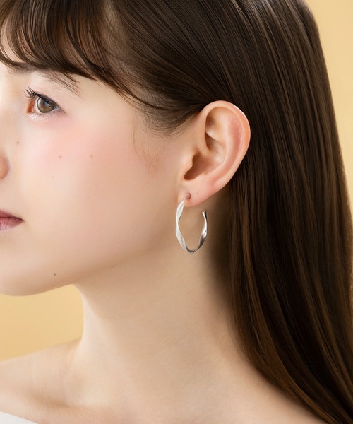 LA MUe(ラミュー)の「【LA MUE】マット ツイスト メタル フープ ピアス(ピアス(両耳用)・レディース・シルバー/ゴールド/シルバー系その他/ゴールド系その他・S/M)」の7枚目の写真