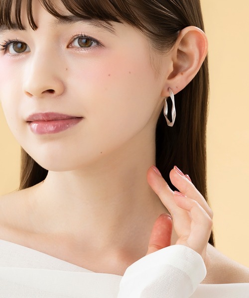 LA MUe(ラミュー)の「【LA MUE】マット ツイスト メタル フープ ピアス(ピアス(両耳用)・レディース・シルバー/ゴールド/シルバー系その他/ゴールド系その他・S/M)」の6枚目の写真