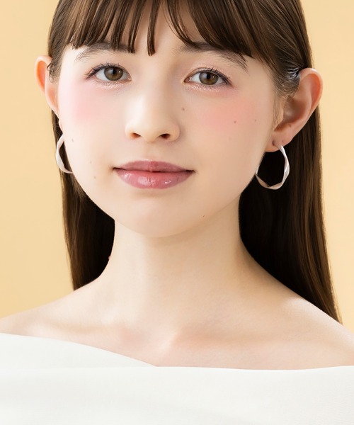 LA MUe(ラミュー)の「【LA MUE】マット ツイスト メタル フープ ピアス(ピアス(両耳用)・レディース・シルバー/ゴールド/シルバー系その他/ゴールド系その他・S/M)」の5枚目の写真