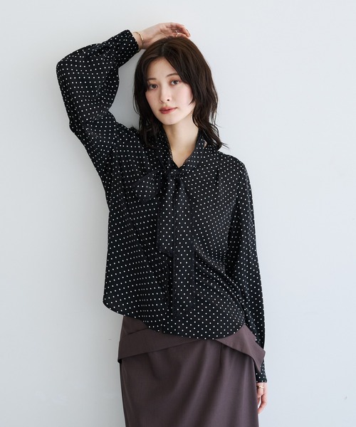 YECCA VECCA(イェッカヴェッカ)の「ドット柄レースボウタイ付きVネックブラウス(シャツ/ブラウス・レディース・ブラック/ブラウン・FREE)」の2枚目の写真