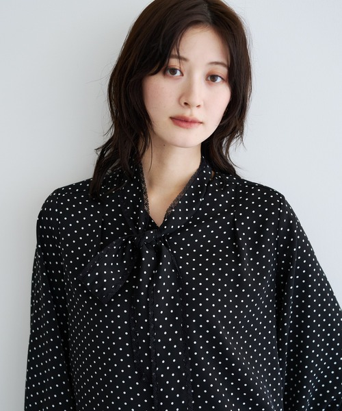 YECCA VECCA(イェッカヴェッカ)の「ドット柄レースボウタイ付きVネックブラウス(シャツ/ブラウス・レディース・ブラック/ブラウン・FREE)」の6枚目の写真