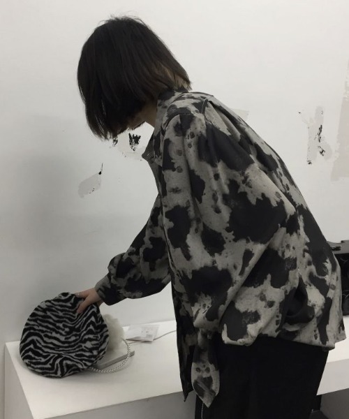AVYL(アヴィル)の「タイダイ柄ボリュームスリーブオーバーシャツ(シャツ/ブラウス・レディース・グレー・M)」の5枚目の写真