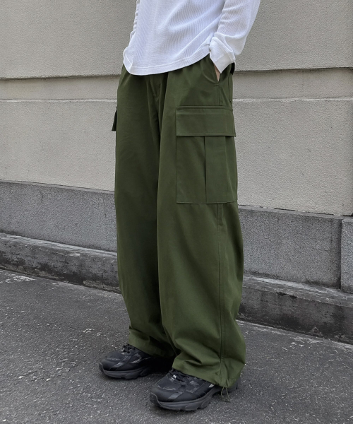 MOZMOZ(モズモズ)の「ワンタックコットンワイドカーゴパンツ3カラー(その他パンツ・メンズ・カーキ/ブラック/ベージュ・M/XL/XXL)」の6枚目の写真