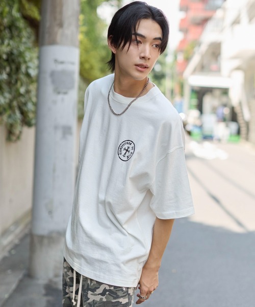 WEGO(ウィゴー)の「WEGO/【26年春夏新作】アクセ付きバーチカルロゴグラフィックT(Tシャツ/カットソー・メンズ・ブラック/ホワイト・LARGE/MEDIUM)」の1枚目の写真