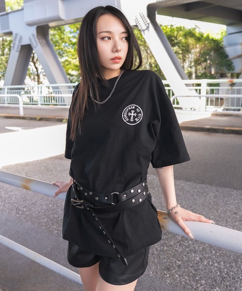 WEGO(ウィゴー)の「WEGO/【26年春夏新作】アクセ付きバーチカルロゴグラフィックT(Tシャツ/カットソー・メンズ・ブラック/ホワイト・LARGE/MEDIUM)」の2枚目の写真