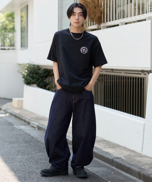 WEGO(ウィゴー)の「WEGO/【26年春夏新作】アクセ付きバーチカルロゴグラフィックT(Tシャツ/カットソー・メンズ・ブラック/ホワイト・LARGE/MEDIUM)」の4枚目の写真
