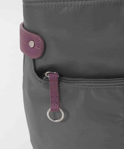 MK MICHEL KLEIN（エムケーミッシェルクラン）の「[撥水/軽量]アクセントレザースクエアショルダーバッグ（ショルダーバッグ・レディース・グレー/グリーン/ボルドー/キナリ・00）」の5枚目の写真