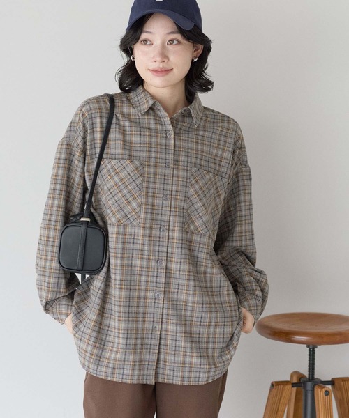 HEART MARKET（ハートマーケット）の「チェックシャツチュニック（ビジネスシャツ・レディース・グレー/ベージュ/レッド/グリーン/イエロー/ネイビー・FREE）」の2枚目の写真