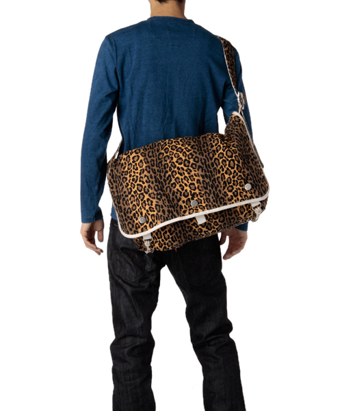 WACKO MARIA（ワコマリア）の「WACKO MARIA×PORTER MESSENGER BAG SMALL（LEOPARD）（ショルダーバッグ・メンズ・ホワイト/ブラウン/ピンク/グリーン/ロイヤルブルー・ONE SIZE）」の12枚目の写真