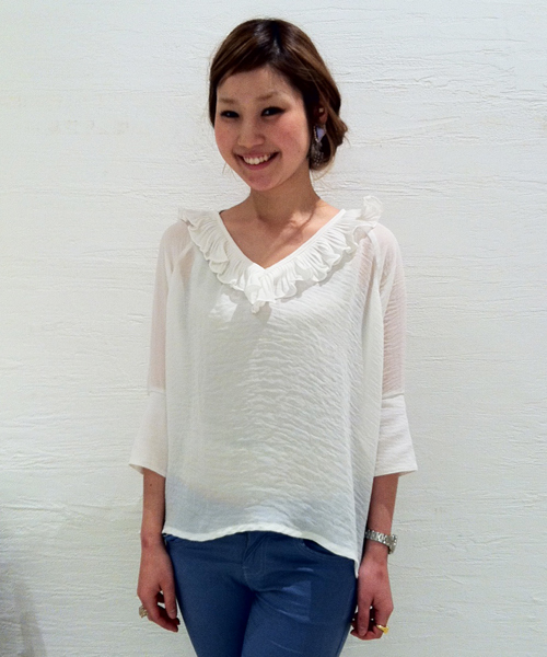 mystic（ミスティック）の「【mystic】 衿フリルVP/O（シャツ/ブラウス・レディース・オフホワイト/ベージュ/パープル/オレンジ/ブラック/ネイビー・ﾌﾘ-）」の2枚目の写真