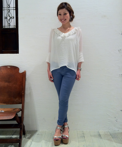 mystic（ミスティック）の「【mystic】 衿フリルVP/O（シャツ/ブラウス・レディース・オフホワイト/ベージュ/パープル/オレンジ/ブラック/ネイビー・ﾌﾘ-）」の14枚目の写真