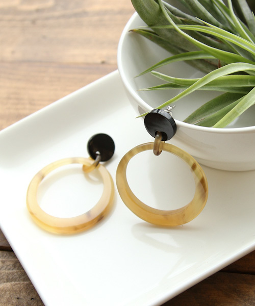 BAYFLOW（ベイフロー）の「ホーンランダムピアス2（ピアス（両耳用）・レディース・キャメル/ダークブラウン/ナチュラル/ブラウン/モカ・FREE）」の4枚目の写真