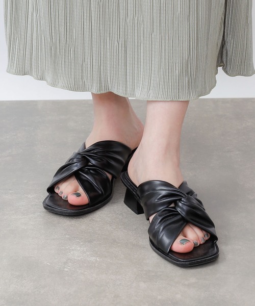 COLONY 2139（コロニートゥーワンスリーナイン）の「ねじりミュールサンダル（サンダル・レディース・ブラック/アイボリー/モカ・23cm/24cm/25cm）」の2枚目の写真