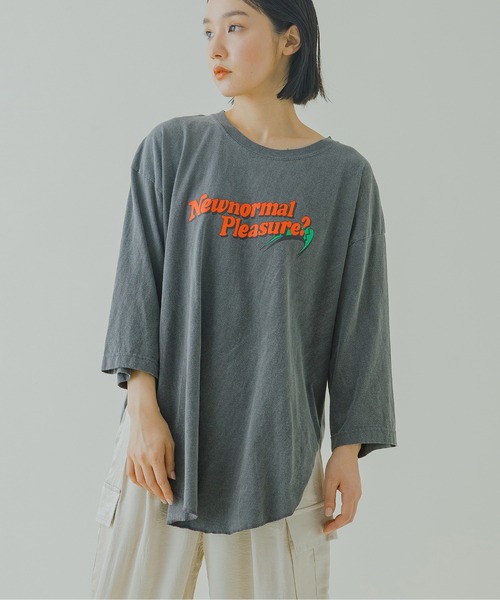 kha:ki（カーキ）の「「KHA:KI / カーキ」ヘムラウンドピグメントオーバーダイティーシャツ"GARMENT DYE 3Q TEE "PLEASURE""（Tシャツ/カットソー・レディース・ホワイト/ブラック/グリーン・1）」の2枚目の写真