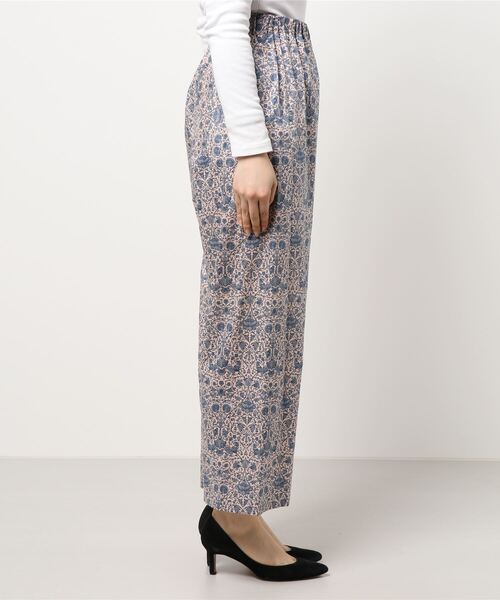 SALON adam et rope'（サロン アダム エ ロペ）の「リバティプリントストレートリラックスパンツ（その他パンツ・レディース・ネイビー/ピンク・FREE）」の4枚目の写真