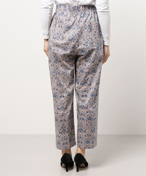 SALON adam et rope'（サロン アダム エ ロペ）の「リバティプリントストレートリラックスパンツ（その他パンツ・レディース・ネイビー/ピンク・FREE）」の3枚目の写真