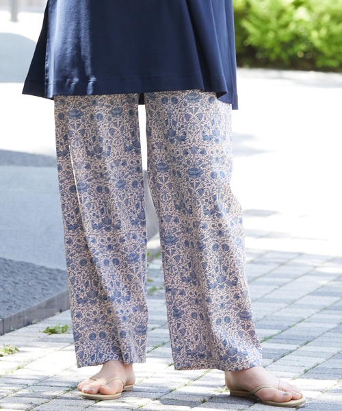 SALON adam et rope'（サロン アダム エ ロペ）の「リバティプリントストレートリラックスパンツ（その他パンツ・レディース・ネイビー/ピンク・FREE）」の2枚目の写真