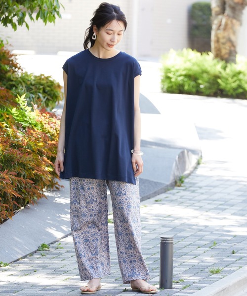 SALON adam et rope'（サロン アダム エ ロペ）の「リバティプリントストレートリラックスパンツ（その他パンツ・レディース・ネイビー/ピンク・FREE）」の5枚目の写真