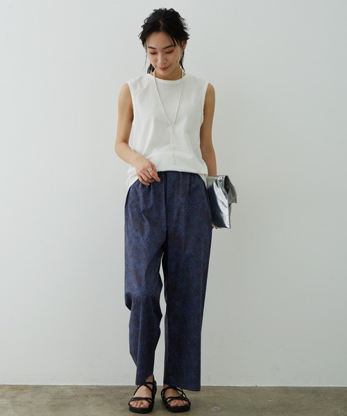 SALON adam et rope'（サロン アダム エ ロペ）の「リバティプリントストレートリラックスパンツ（その他パンツ・レディース・ネイビー/ピンク・FREE）」の6枚目の写真