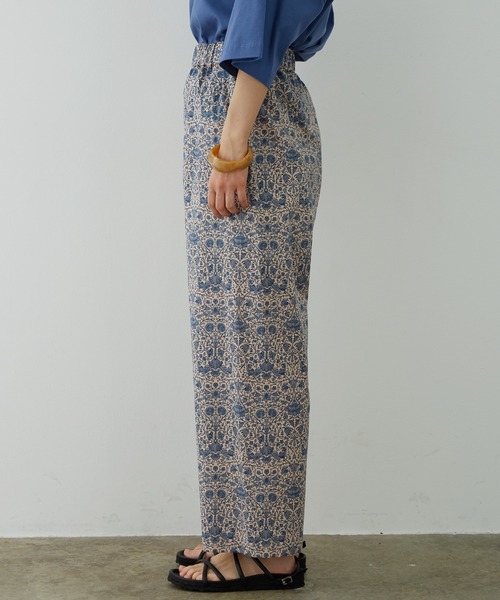 SALON adam et rope'（サロン アダム エ ロペ）の「リバティプリントストレートリラックスパンツ（その他パンツ・レディース・ネイビー/ピンク・FREE）」の7枚目の写真