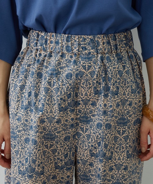 SALON adam et rope'（サロン アダム エ ロペ）の「リバティプリントストレートリラックスパンツ（その他パンツ・レディース・ネイビー/ピンク・FREE）」の9枚目の写真