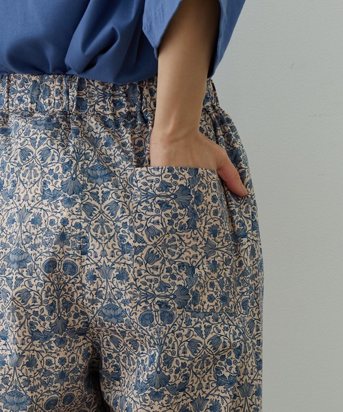 SALON adam et rope'（サロン アダム エ ロペ）の「リバティプリントストレートリラックスパンツ（その他パンツ・レディース・ネイビー/ピンク・FREE）」の10枚目の写真