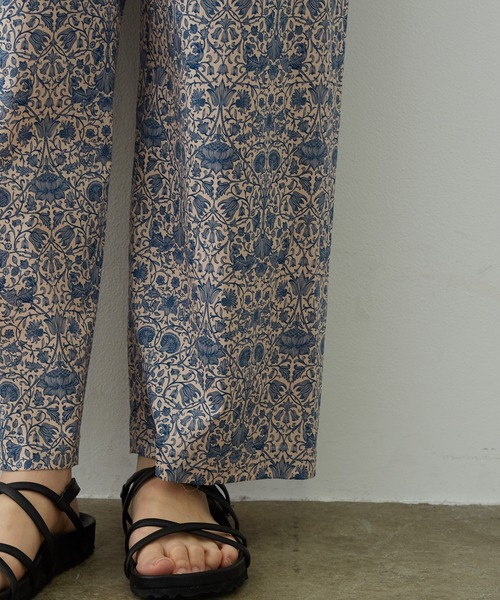 SALON adam et rope'（サロン アダム エ ロペ）の「リバティプリントストレートリラックスパンツ（その他パンツ・レディース・ネイビー/ピンク・FREE）」の11枚目の写真