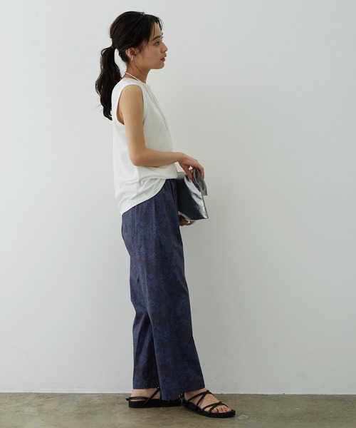 SALON adam et rope'（サロン アダム エ ロペ）の「リバティプリントストレートリラックスパンツ（その他パンツ・レディース・ネイビー/ピンク・FREE）」の16枚目の写真