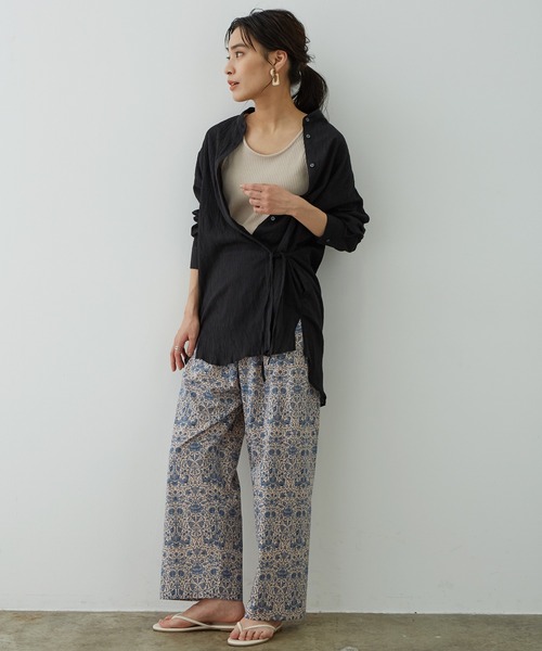 SALON adam et rope'（サロン アダム エ ロペ）の「リバティプリントストレートリラックスパンツ（その他パンツ・レディース・ネイビー/ピンク・FREE）」の17枚目の写真