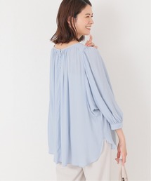 ウシロボタンギャザーブラウス