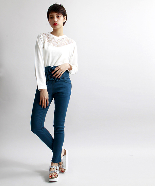 WEGO（ウィゴー）の「WEGO/レースアップハイウエストスキニーパンツ（デニムパンツ・レディース・インディゴブルー/ダークインディゴブルー/ライトインディゴブルー・MEDIUM/LARGE）」の2枚目の写真