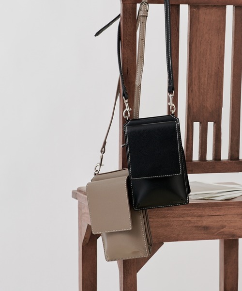 COLONY 2139（コロニートゥーワンスリーナイン）の「フラップ付きスマホショルダー（ショルダーバッグ・レディース・ブラック/モカ・FREE）」の6枚目の写真