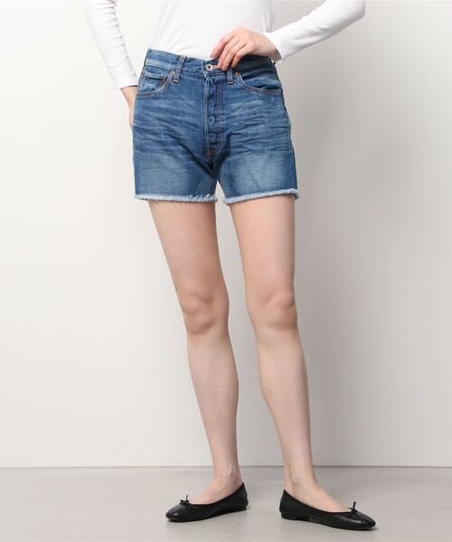 mikomori(ミコモリ)の「CUT OFF SHORT DENIM(デニムパンツ・レディース・ブラック/ブルー・MEDIUM/SMALL)」の2枚目の写真