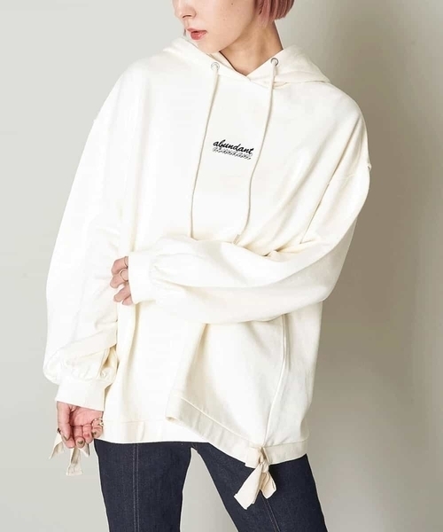 A de a.v.v(アードアー・ヴェ・ヴェ)の「裾リボンロゴパーカー(パーカー・レディース・ライトピンク/アイボリー/ブラック・38/36)」の2枚目の写真