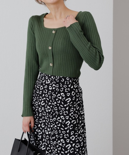 COLONY 2139（コロニートゥーワンスリーナイン）の「ボタン付スクエアネックワイドリブニットプルオーバー（ニット/セーター・レディース・ブラック/アイボリー/グリーン/モカ・FREE）」の4枚目の写真