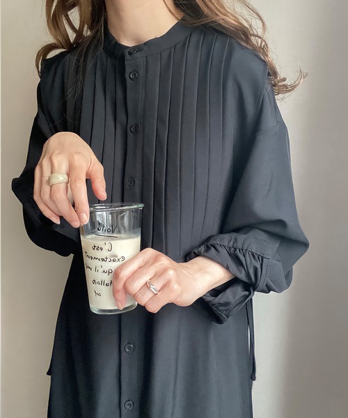 JUNOAH（ジュノア）の「プリーツバンドカラーシャツワンピース（シャツワンピース・レディース・ホワイト/ブラック/ベージュ・MEDIUM/LARGE/X-LARGE）」の9枚目の写真