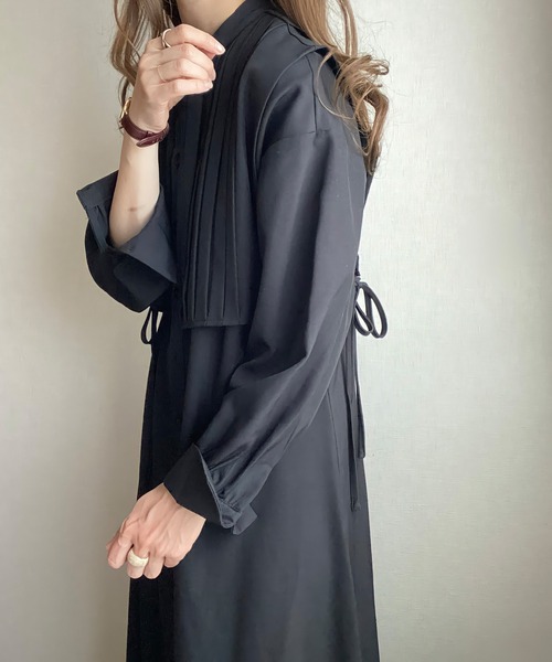 JUNOAH（ジュノア）の「プリーツバンドカラーシャツワンピース（シャツワンピース・レディース・ホワイト/ブラック/ベージュ・MEDIUM/LARGE/X-LARGE）」の11枚目の写真