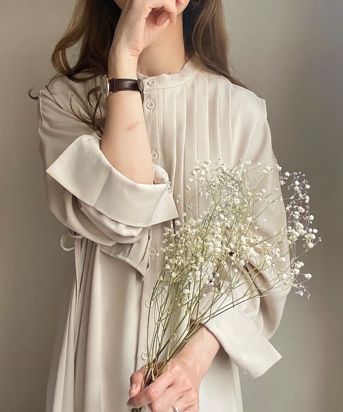 JUNOAH（ジュノア）の「プリーツバンドカラーシャツワンピース（シャツワンピース・レディース・ホワイト/ブラック/ベージュ・MEDIUM/LARGE/X-LARGE）」の8枚目の写真