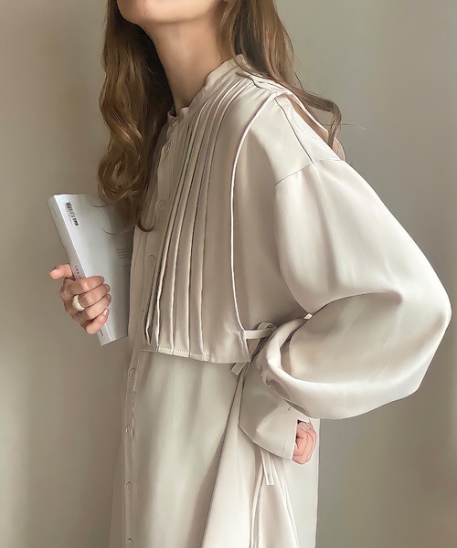 JUNOAH（ジュノア）の「プリーツバンドカラーシャツワンピース（シャツワンピース・レディース・ホワイト/ブラック/ベージュ・MEDIUM/LARGE/X-LARGE）」の10枚目の写真