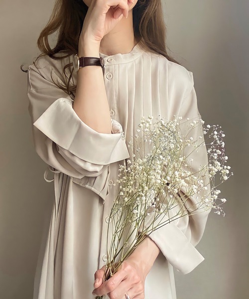 JUNOAH（ジュノア）の「プリーツバンドカラーシャツワンピース（シャツワンピース・レディース・ホワイト/ブラック/ベージュ・MEDIUM/LARGE/X-LARGE）」の13枚目の写真