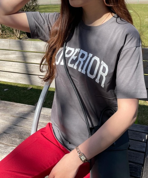WEGO(ウィゴー)の「WEGO/ドロップショルダーカレッジロゴTシャツ(Tシャツ/カットソー・レディース・ホワイト/ライトグレー/ダークグリーン/その他1/ホワイト系その他/スミクロ・FREE)」の4枚目の写真