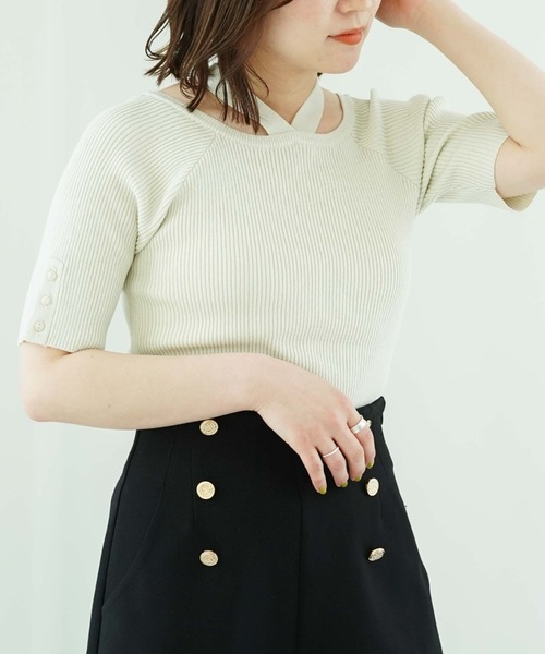 archives(アルシーヴ)の「リボン付きオフショルニット(ニット/セーター・レディース・ブラック/オレンジ/グリーン/アイボリー・MEDIUM)」の2枚目の写真