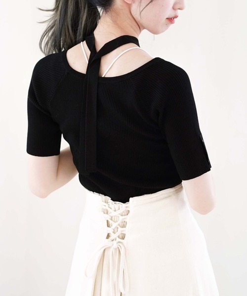 archives(アルシーヴ)の「リボン付きオフショルニット(ニット/セーター・レディース・ブラック/オレンジ/グリーン/アイボリー・MEDIUM)」の3枚目の写真